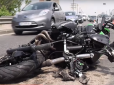 Злетіли з мотоцикла і під колеса: Автореєстратор зафіксував смертоносну аварію на столичному мосту Патона (фото, відео,16+)
