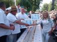 Тернопіль йде на рекорд: В місті спекли 102-метровий торт-вишиванку (фотофакт)