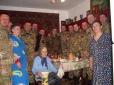 Хіти тижня. Не згине Україна, доки має таких людей: 86-річна бабуся запропонувала обід воякам, що чекали шість годин на трасі, поки відремонтують автобус (фотофакт)