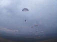 Захопливе видовище: У мережі показали масове десантування військових з Іл-76 (відео)