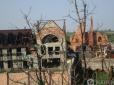 Там тепер лише бездомні собаки: Бойовики на Донбасі зруйнували елітні особняки (фото)