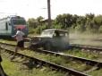 Росіяни зняли на відео, як потяг зносить застряглу на шляхах автівку (відео)