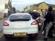 Нахабству немає меж: У Лондоні озброєна банда на мопедах пограбувала Porsche, що стояв  в заторі  (відео)