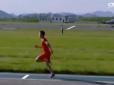 Китайський бігун примудрився обігнати літак (відео)