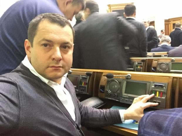 На фото Максим Єфімов на робочому місці в залі Верховної Ради