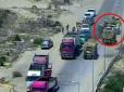 Розчавили авто з вибухівкою: Єгипетські танкісти, ризикуючи власним життям, врятували близько 50 осіб (відео)