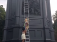 Відразу після Хресної ходи: Femen осквернили пам'ятник князю Володимиру (відео)