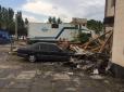 Ураган на Херсонщині зірвав з готелю покрівлю та кинув її на припарковані авто (фото)