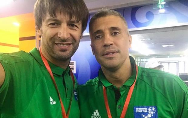 Нещодавно Шовковський став учасником товариського матчу футбольних легенд (на фото з Ернаном Креспо)