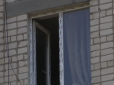 Міцний янгол-охоронець: У Кропивницькому однорічна дівчинка випала з 6-го поверху - сперлась на протимоскітну сітку (відео)