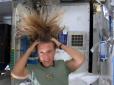 Незручно та клопітно: Як миють голову у космосі (відео)