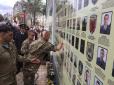 Більше, ніж фото: Легендарний генерал вшанував пам'ять загиблих під Іловайськом солдатів