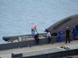 Російські окупанти завантажують озброєння на підводні човни (фото)