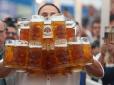 Пивний рекорд: 29 келихів за раз переніс баварський кельнер (фото, відео)