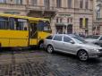 Оце так ДТП: У Львові у маршрутки відмовили гальма, розбито п'ять авто (фото, відео)