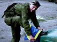 Мережу обурило фото військового, який витирає взуття українським прапором