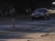 Хіти тижня. На Одещині оголена жінка кидалася під колеса автомобілів (відео 16+)