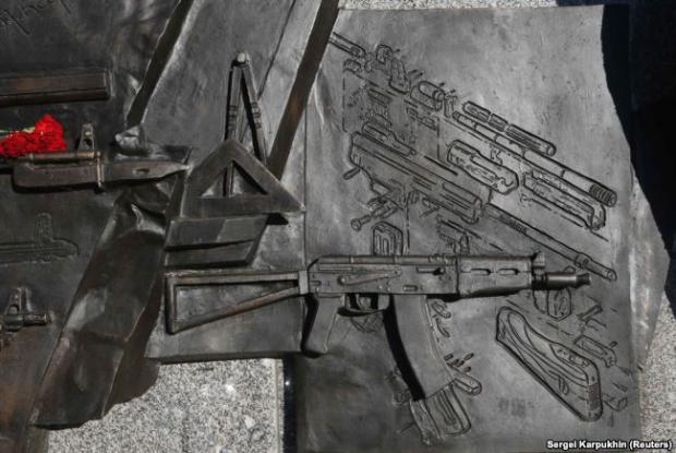 Фрагмент із зображенням креслення німецької штурмової гвинтівки Шмайссера на постаменті пам’ятника Михайлу Калашникову у Москві. Цей фрагмент демонтували 22 вересня 2017 року, на третій день після відкриття пам’ятника