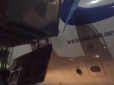 В аеропорту Петербурга під пасажирами обвалився трап, важку травму отримало немовля (відео)