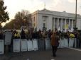 Мітингувальники розгортають військовий табір в центрі столиці