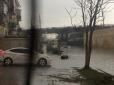 Будні скреп: У Росії посеред вулиці потонула машина (фото)