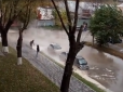 Одну з вулиць у центрі Києва залило окропом, постраждали авто (відео)