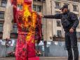 Комуняку-путіняку на гілляку: На місці шабашу одеських комуністів та рашистів спалили червоного 