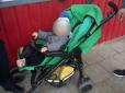 Залишила коляску і пішла геть: У Херсоні жінка покинула немовля у кафе (фото)