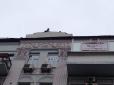 Через обшук: Саакашвілі погрожує зістрибнути з даху будинку (відео)