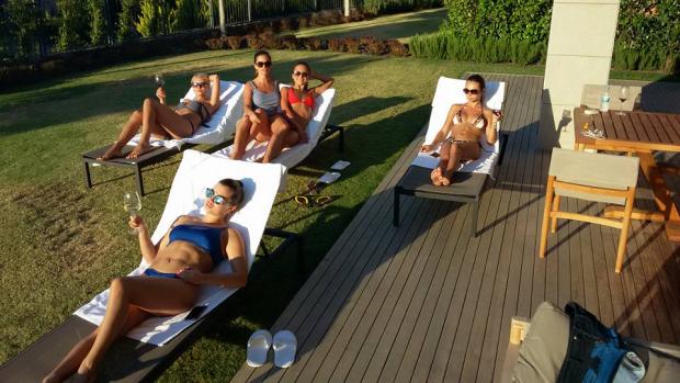 Байбородина (в синем купальнике) с подругами в Турции