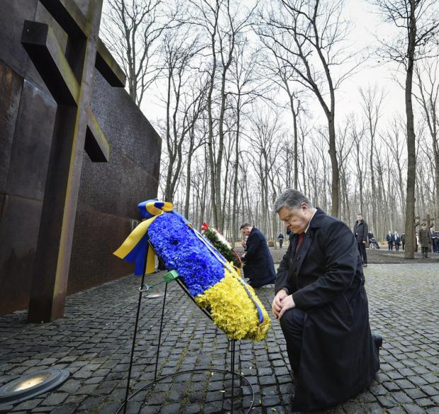 Порошенко и Дуда возлагают венки к памятнику расстрелянным польским офицерам в Харькове