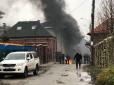 Біля будинку екс-міністра Януковича запалили шини (фото)