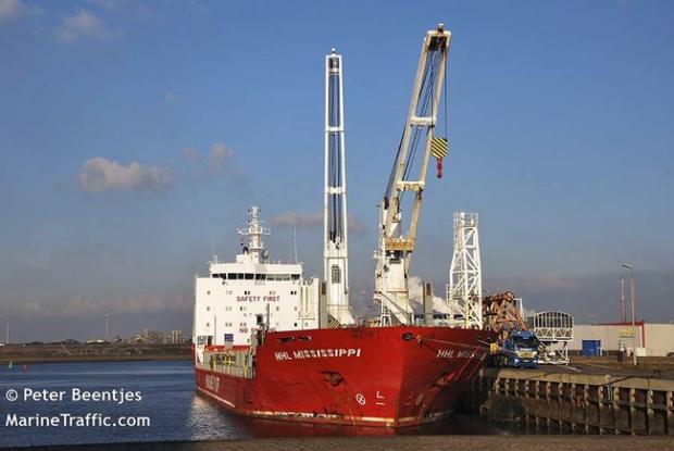 HHL MISSISSIPPI принимает металлические конструкции в порту IJmuiden (Нидерланды) 7 ноября 2017