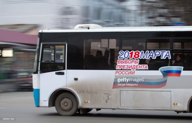 Автобус в Симферополе. На грязном борте слева внизу написано "ЦИК России".