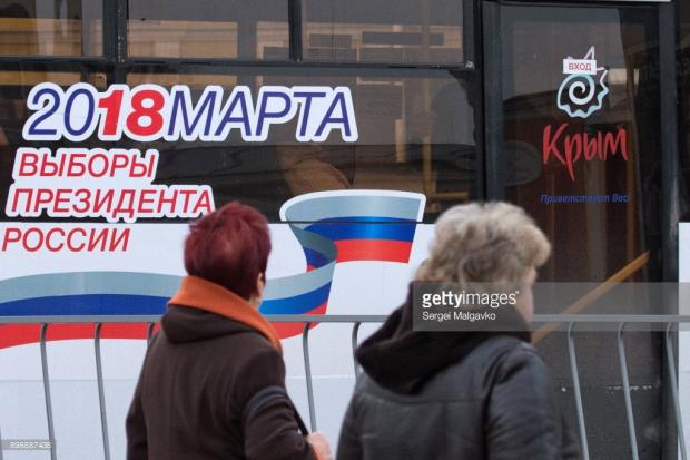 Интересная композиция на дверях. Что это за ракушка, логотип Крыма? Вместе с наклейкой на дверях читается как "вход в спиральное отверстие"