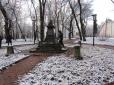 Пам'ятки гинуть через метал: У центрі Чернігова вкрали чергового класика літератури (фото)