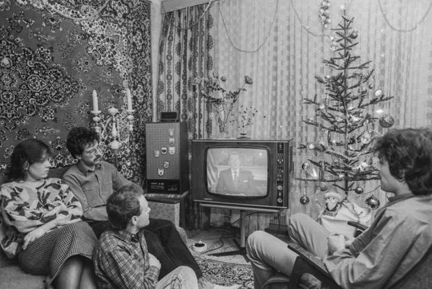 Где-то в семидесятые годы появилась традиция встречать Новый год у телевизора — к тому времени телевизоры уже довольно массово распространились, стали появляться передачи вроде "Голубого огонька", а в 1970 году Брежнев впервые в СССР зачитал "новогоднее обращение к народу". В 1986 году произошло интересное событие — Горбачёв поздравил с Новым годом США, а жителей СССР с Новым годом поздравил американский президент Рейган