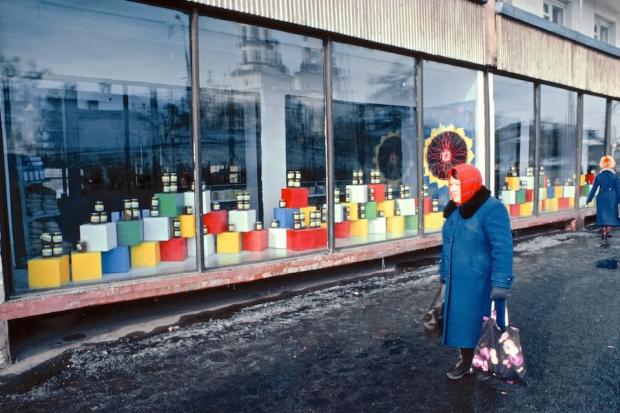 К созданию новогоднего стола советские граждане начинали готовиться заранее, за несколько недель, если не месяцев — "новогодние" продукты были дефицитными, и покупать их нужно было задолго до. "Продуктовая классика" для создания советского новогоднего стола выглядела как-то так  — болгарский зелёный горошек, прибалтийские шпроты, дальневосточные кальмары (позже — крабовые палочки), сырокопченая колбаса, абхазские мандарины, обязательно майонез и советское шампанское.  Изредка эти товары появлялись в продаже незадолго до Нового года, что обычно именовалось словом "выбросили" — "иди скорее, там в гастрономе на углу выбросили мандарины"