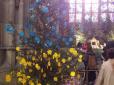 Зворушливо до сліз! Святий Віт нам у допомогу! Головний собор Чехії прикрасила різдвяна жовто-блакитна ялинка з назвами окупованих українських міст (фото)
