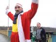 Незвичайні новорічні забави: 15 Дідів Морозів у Запоріжжі стрибали з мосту (відео)