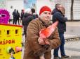 Зоозахисники погрожують власникам тюремним ув’язненням: У центрі Києва з’явився жахливий атракціон з голубами (фотофакти)