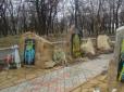 На окупованій Луганщині меморіал бойовикам залили фарбою (фото)