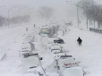 Сніговий Армагеддон: Десятки машин в РФ замерзають на трасі (фото)
