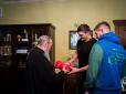 Усик приїхав у Лавру до митрополита Московського патріархату та зробив йому подарунок (фото)