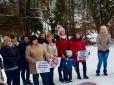 Б'ють дітей та обманюють батьків: На Закарпатті мітингують проти вчителів місцевої школи (фото, відео)