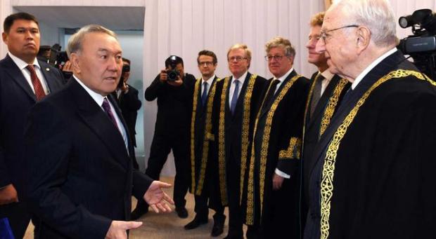 Лорд Вулф (на передньому плані праворуч) очолив новий комерційний суд у Казахстані