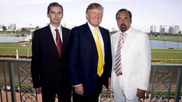 Мілліан на фотографії ліворуч від Трампа.