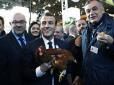 На омлет до Макрона: Президент Франції обзавівся курником у Єлисейському палаці (відео)