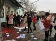 Під час маршу за права жінок в Ужгороді учасниць акції облили червоною фарбою (фото, відео)