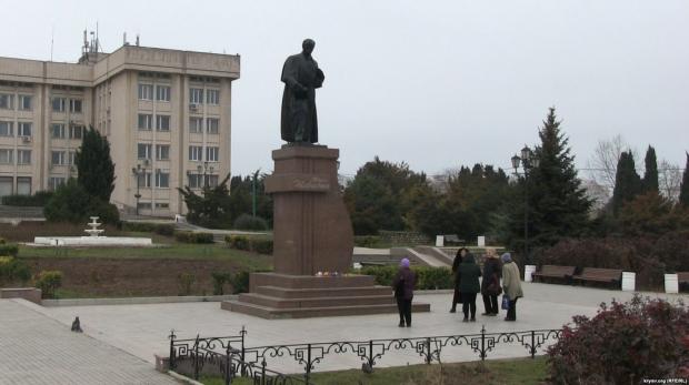 Квіти біля пам'ятника Шевченку в окупованому Севастополі, 9 березня 2018 року
